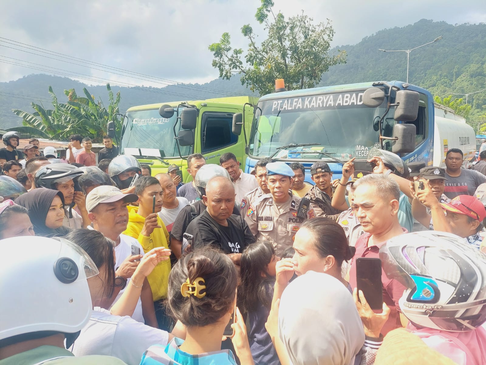 Klaim Petugas Menendang Pengendara,  Arus dari Teluk Bayur menuju Simp Lubeg ditutup Warga