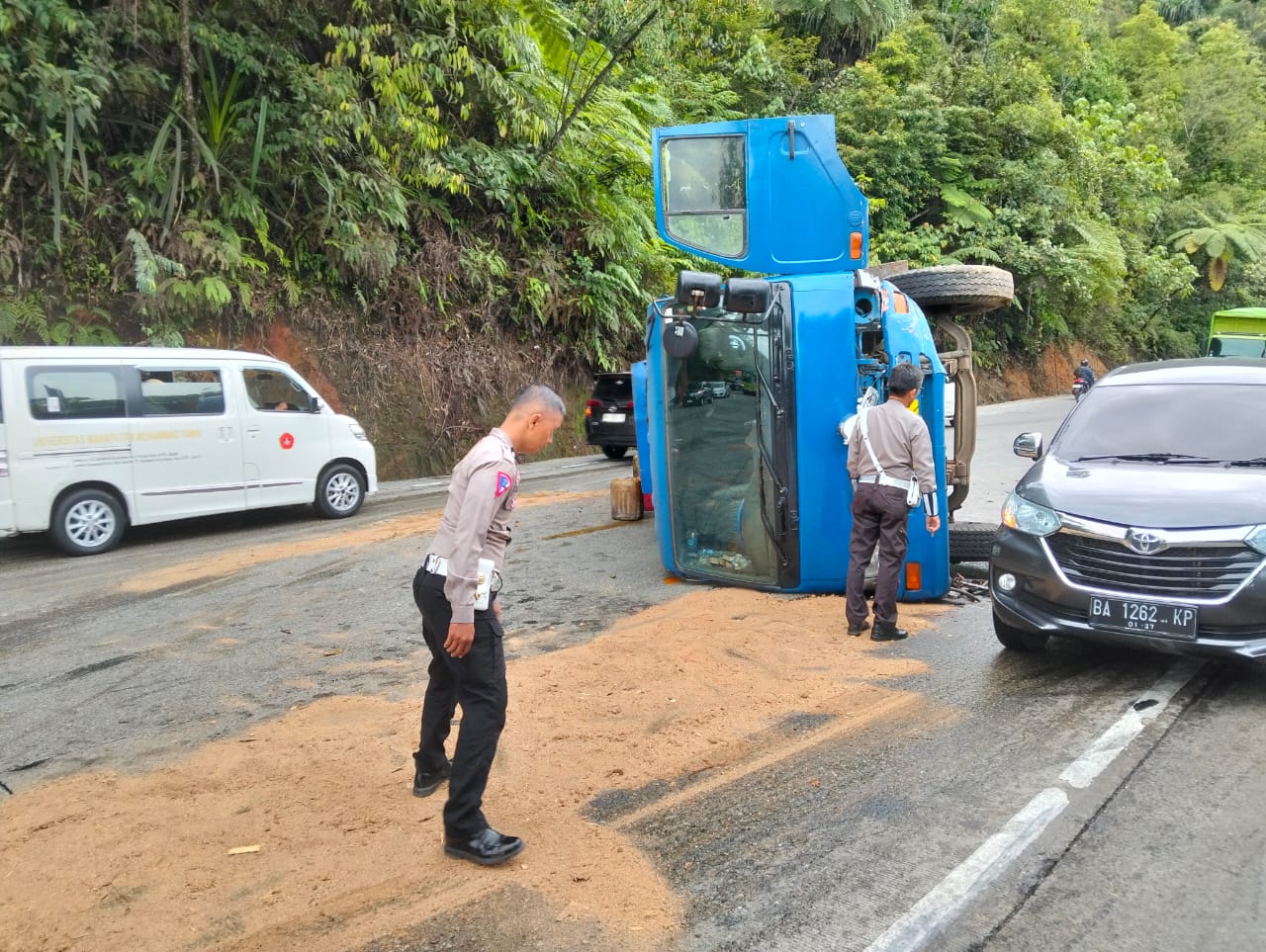 Truk CPO terguling di Panorama II Kecamatan Lubuk Kilangan Padang, Kapolsek Lubuk kilangan lamgsung  turun tangan bantu proses evakuasi.           