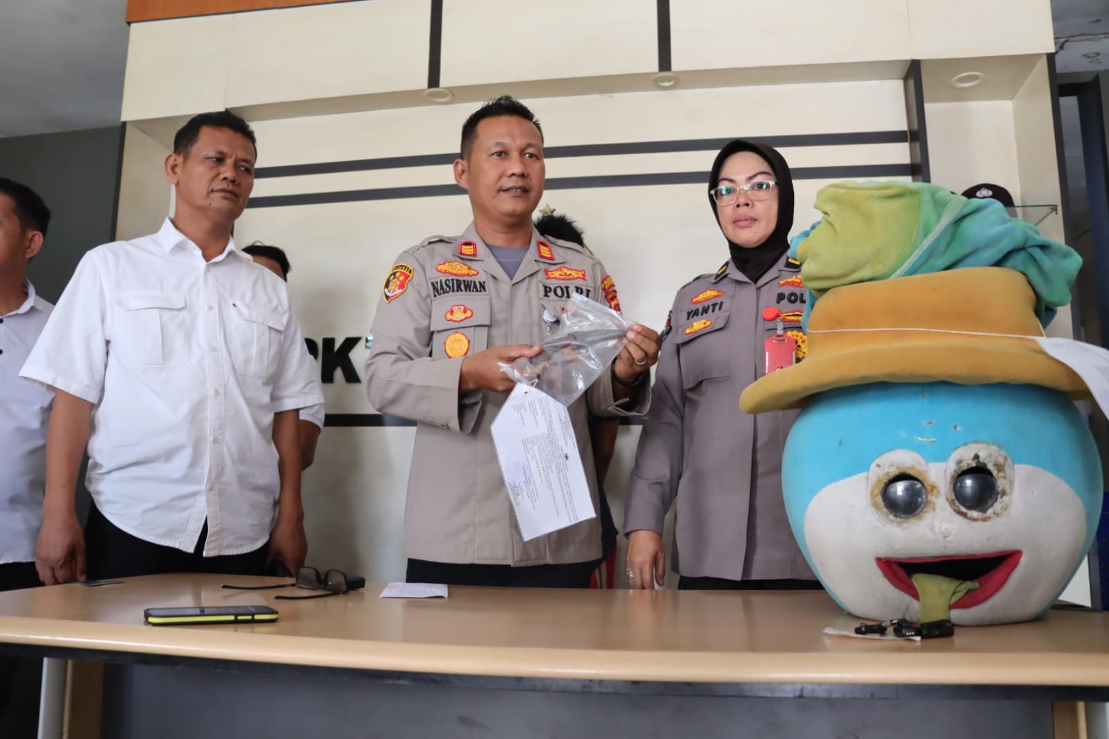 Polsek Pauh amankan pengamen badut yang menyerang warga sambil memegang senjata tajam jenis pisau kepada seseorang yang sedang menjaga toko di Kota Padang.