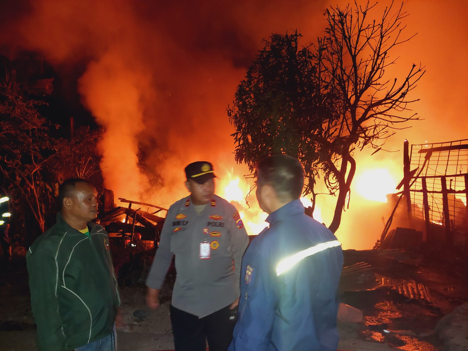 Kebakaran besar melanda permukiman padat penduduk di Parak Laweh, Kecamatan Lubuk Begalung, Kota Padang,
