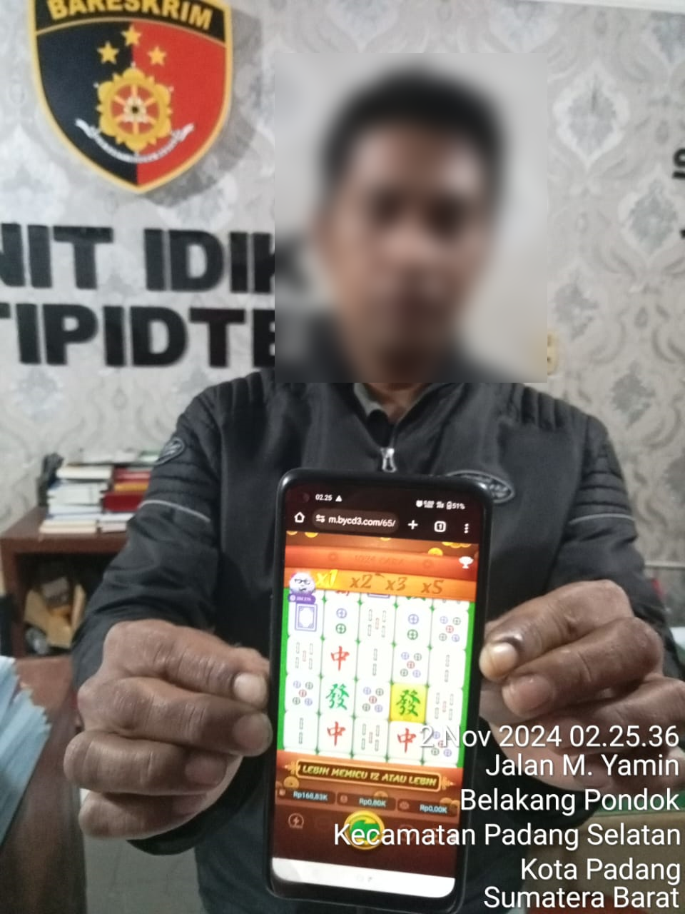 PADANG - Polresta Padang mengamankan sebanyak tiga orang lelaki dalam perkara tindak pidana judi online di Kota Padang, Provinsi Sumatera Barat (Sumbar).