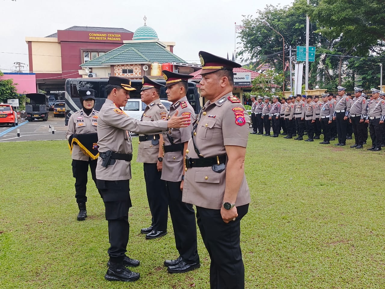 Kapolresta Padang, Sumatera Barat, Kombes Pol Dr. Ferry Harahap, pimpin serah terima jabatan Kapolsek Padang Utara dan Kabag Log Polresta Padang, Sabtu (23/11) di halaman Mapolresta Padang.