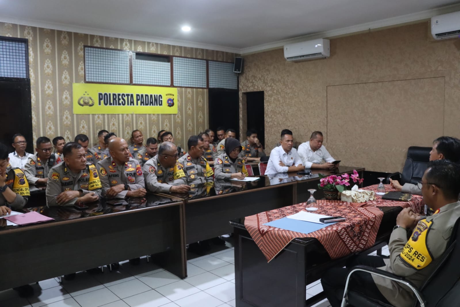 Kapolresta Padang berikan arahan kepada PJU Polresta padang, pasca rapat dengan Komisi III DPR RI dan Kapolda Sumbar