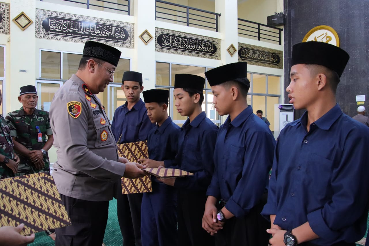 Wakapolda Sumbar Serahkan Santunan kepada Anak Yatim di Lingkungan Polda Sumbar