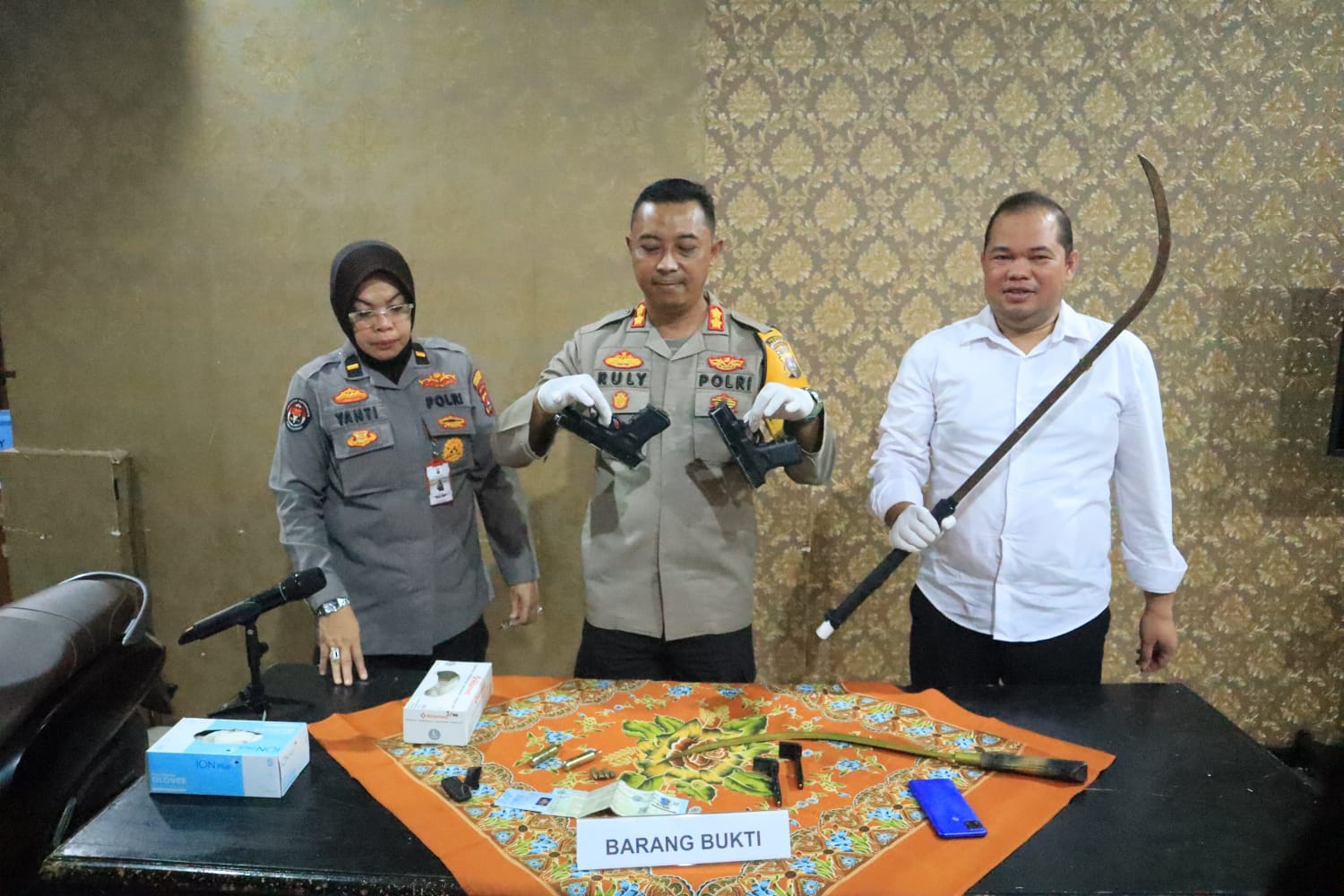 Kepolisian Resor Kota Padang, Sumatra Barat (Sumbar) mengungkap kasus dugaan pencurian yang dilakukan oleh Polisi gadungan menggunakan replika senjata api jenis airsoft gun di kota setempat pada Selasa (17/12) sekitar pukul 03.00 WIB.