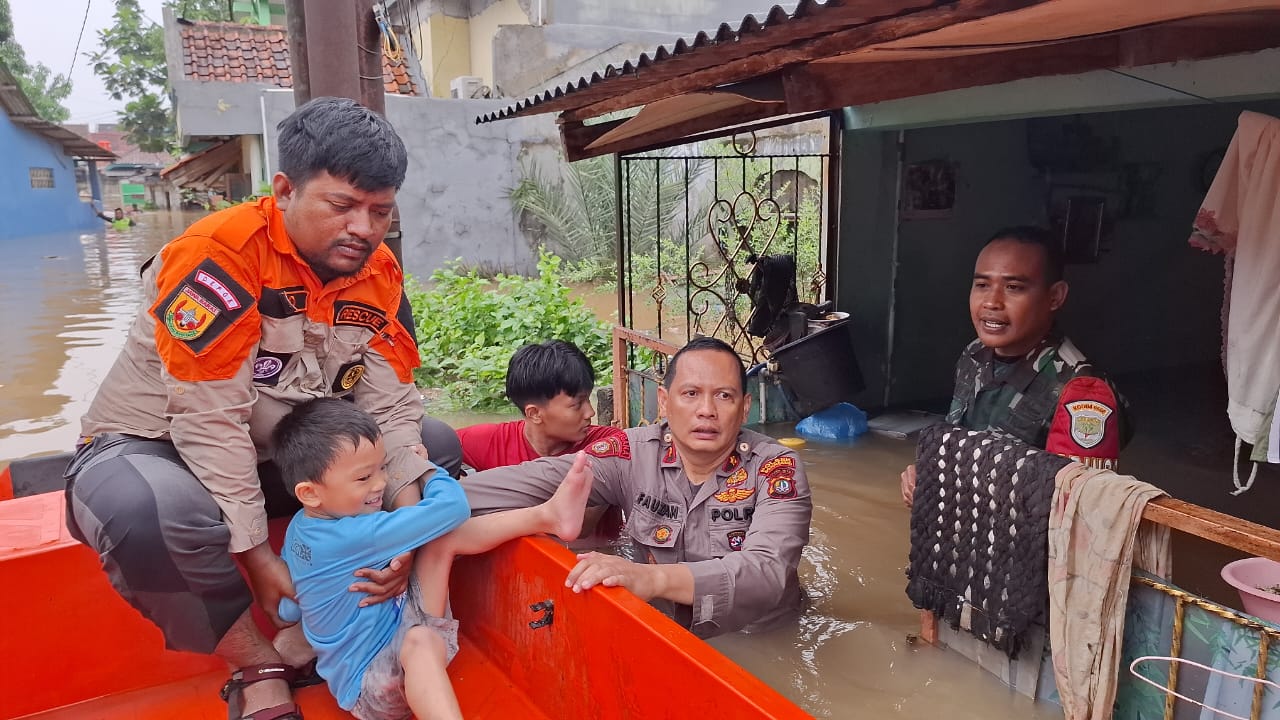 TNI-Polri Bantu Evakuasi Korban Banjir 1,5 Meter yang Mau Cuci Darah