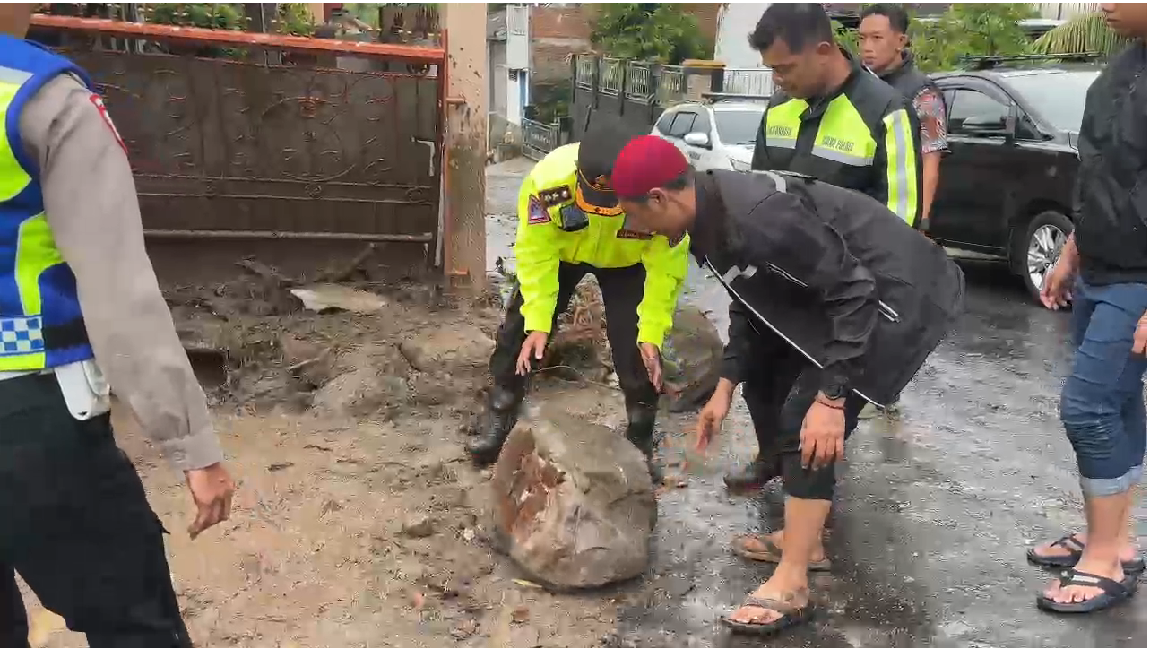 Banjir dan Longsor Terjang Sukabumi, Tim Gabungan Berjibaku Lakukan Evakuasi