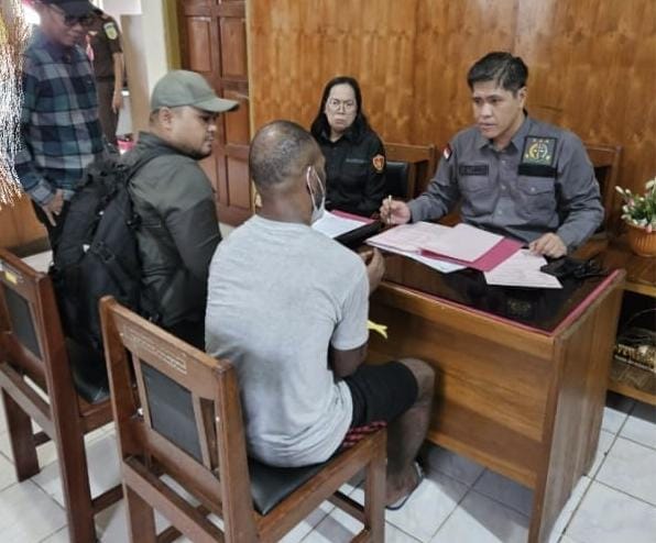 Tersangka KKB Kamenak Gire Resmi Diserahkan ke Kejaksaan Negeri Nabire