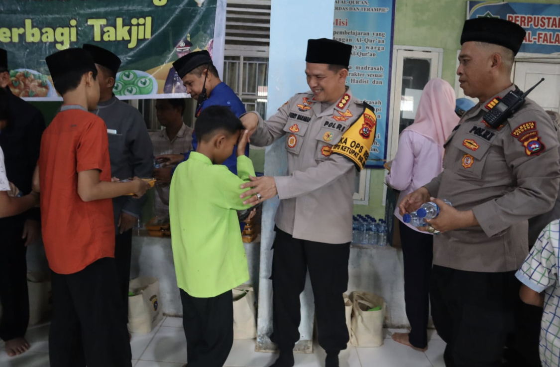 Kapolresta Padang Gelar Bakti Sosial, Berikan Takjil ke Panti Asuhan Al Falah