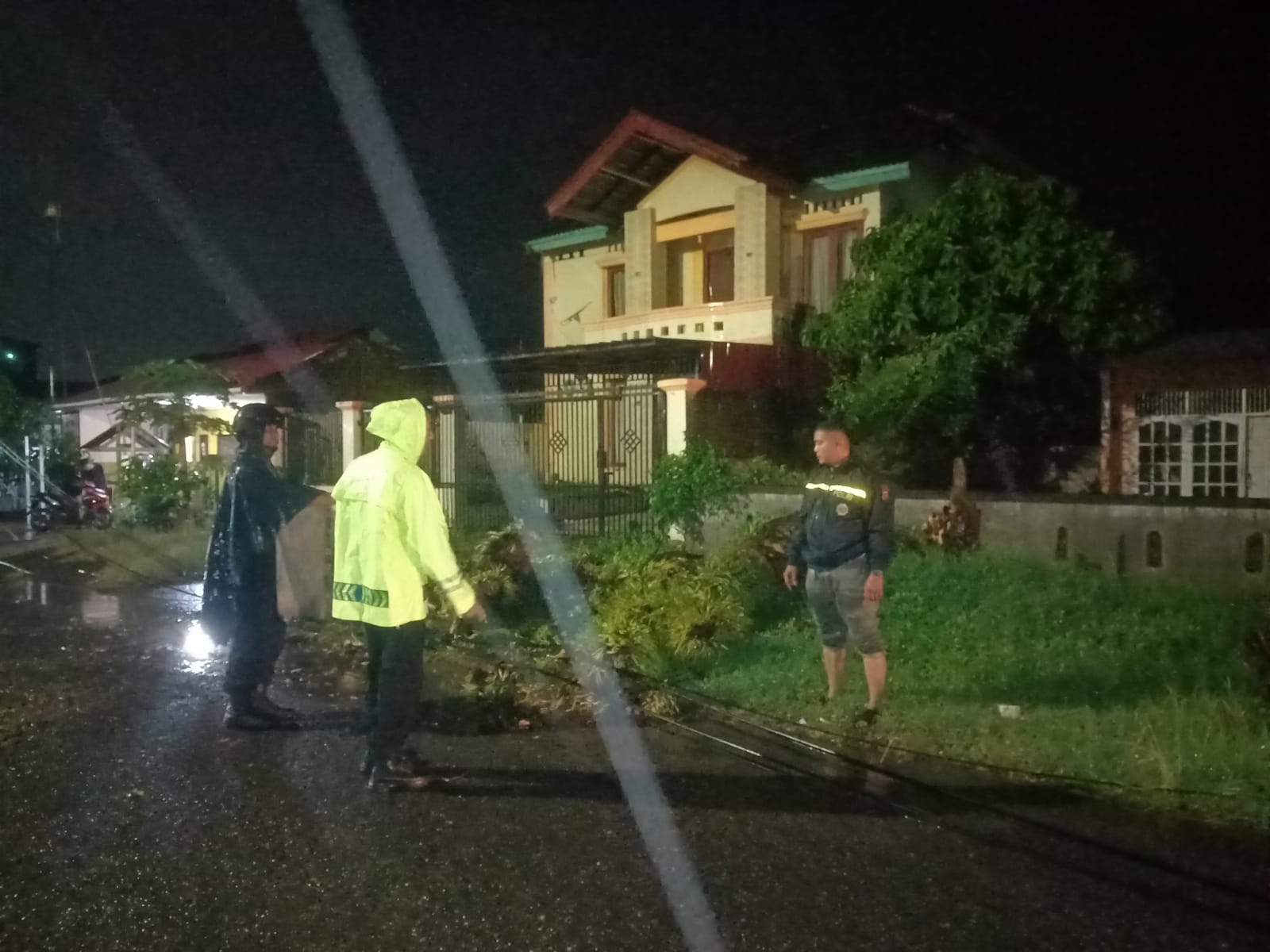Bhabinkamtibmas Polsek Koto Tangah Bersama BPBD Bantu Bersihkan Jalan Akibat Pohon Tumbang di Padang Sarai