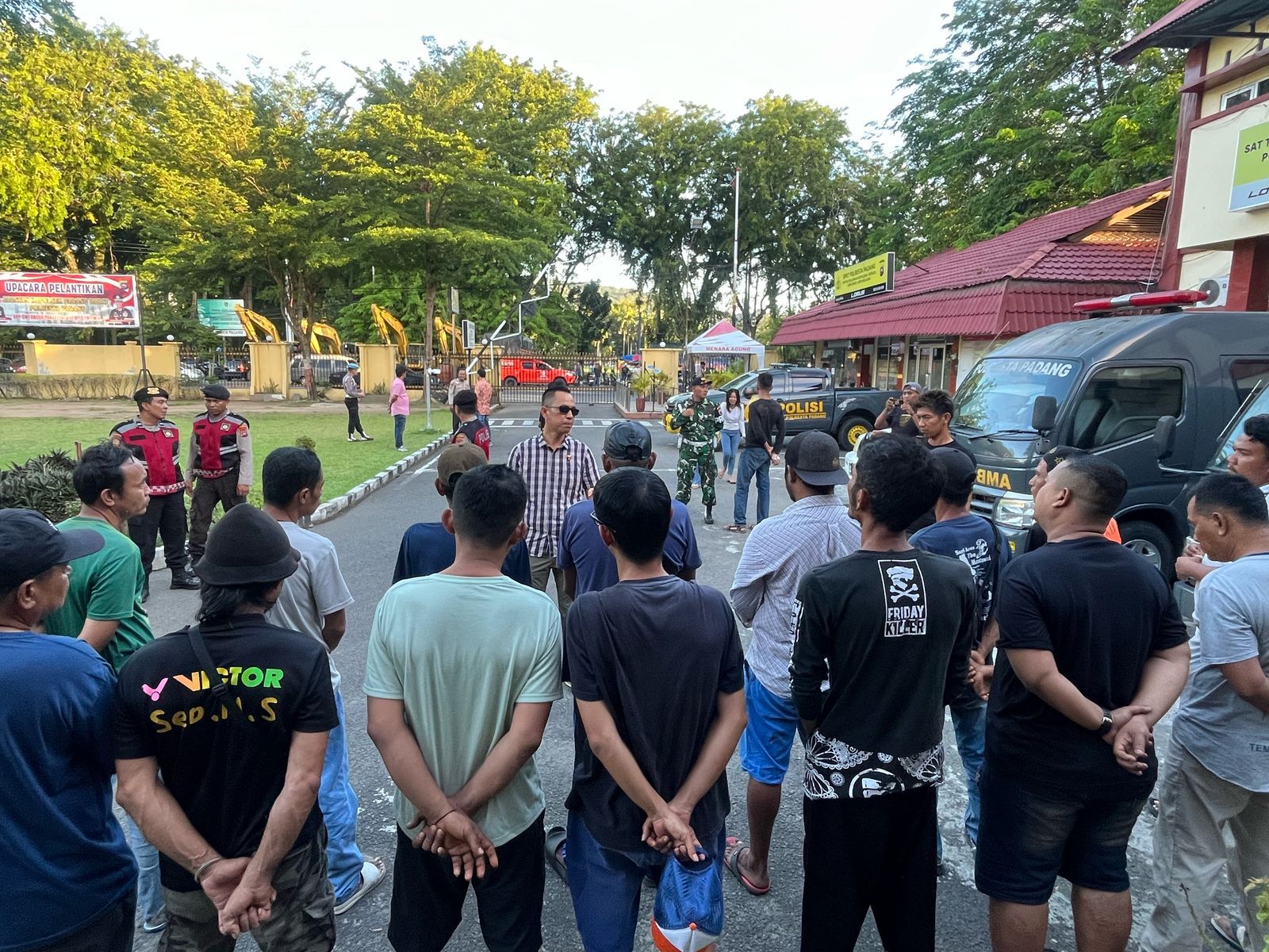 Kepala Kepolisian Resor Kota Padang, AKBP Apri Wibowo, mengimbau masyarakat Kota Padang, maupun pengunjung dari luar daerah, untuk tidak ragu melaporkan tindakan premanisme dan pungutan liar (pungli) kepada pihak kepolisian agar dapat segera ditindaklanjuti.